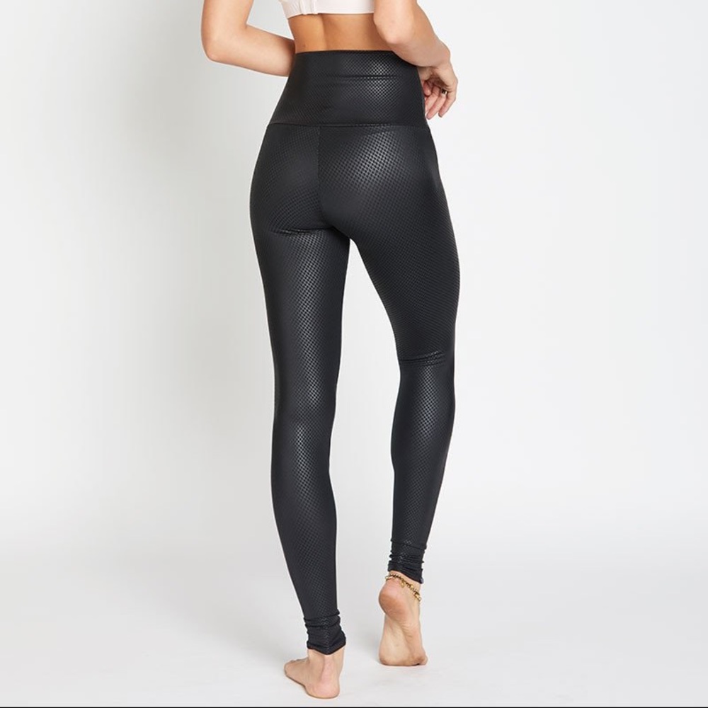 🏷NWT Onzie Black Snake High Waist Leggings